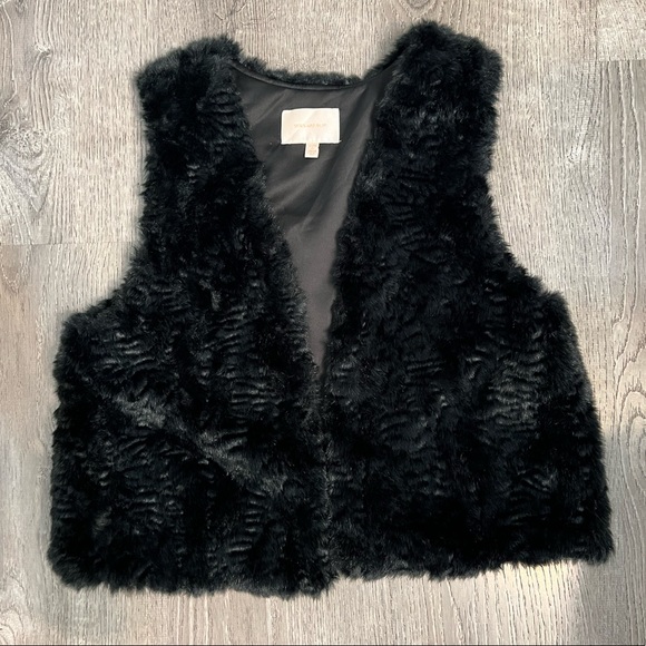 Black Faux Fur Vest - Picture 1 of 6